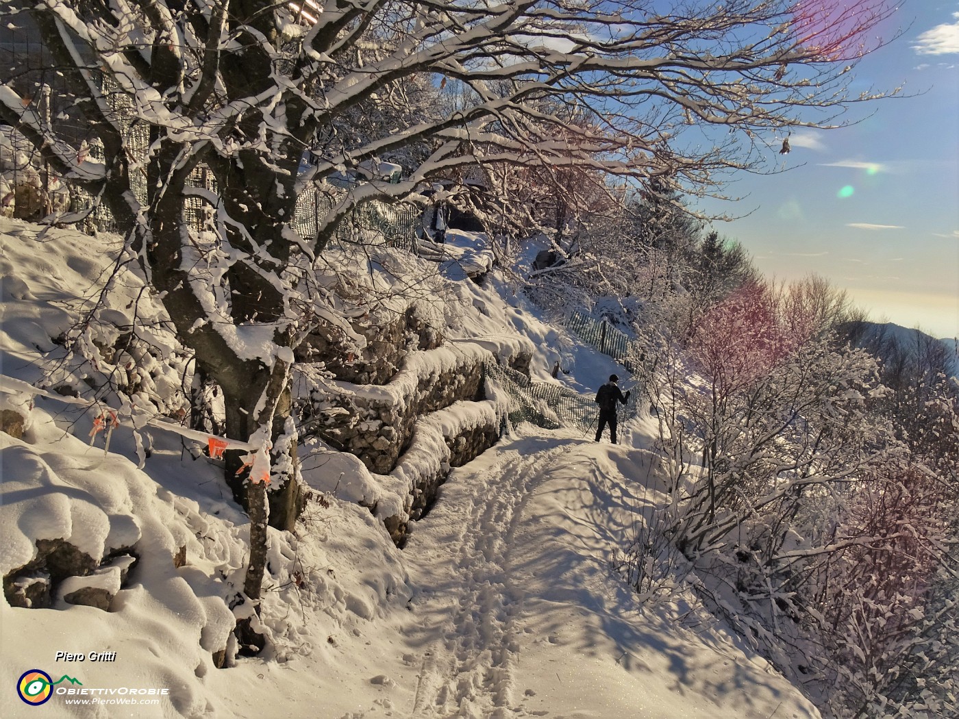 58 La neve fresca e soffice permette una facile divertente discesa.JPG